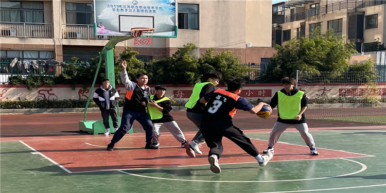 驰骋篮球场 激扬青春梦 ——学校第三届校园文化艺术节之校园3V3篮球赛成功举办